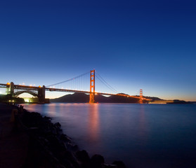Fototapeta na wymiar Dramatyczny widok z mostu Golden Gate w Zmierzchu