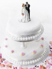 Obraz na płótnie Canvas Wedding Cake With Bride And Groom Figurines
