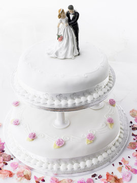 Wedding Cake With Bride And Groom Figurines