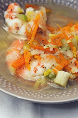 Nage de gambas aux petits légumes