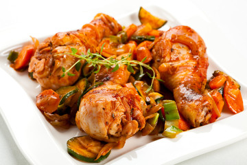Roasted chicken drumsticks and vegetables