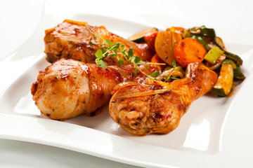 Roasted chicken drumsticks and vegetables