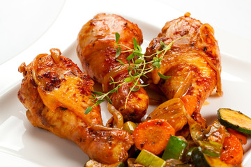 Roasted chicken drumsticks and vegetables