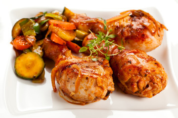 Roasted chicken drumsticks and vegetables