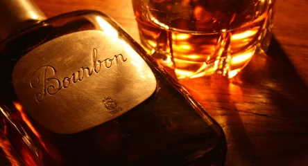 Foto op Canvas bourbon, whisky, whiskey, alcool, bouteille,verre ,ambre © DjiggiBodgi.com