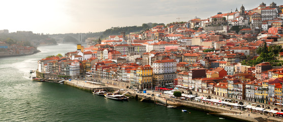 Fototapeta na wymiar Stare miasto w Puerto (Portugalia)
