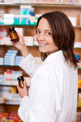 apothekerin mit medizin