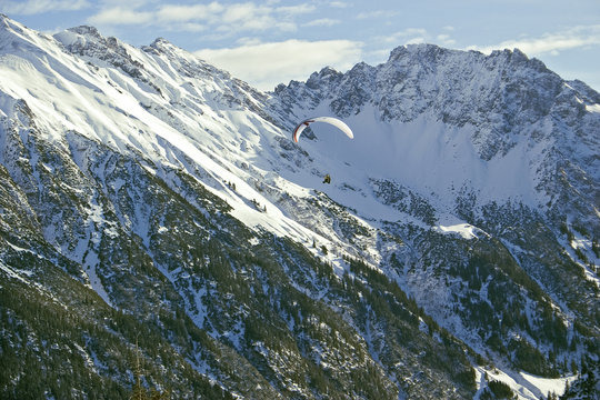 Gleitschirmflug &uuml;ber dem Kleinen Walsertal