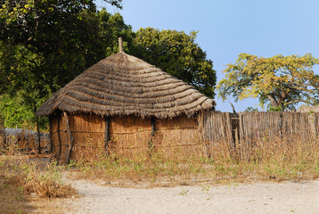 Fototapeta na wymiar case traditionnelle africaine