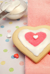 Obraz na płótnie Canvas Pretty Heart Shaped Frosted Sugar Cookie For Valentine's day