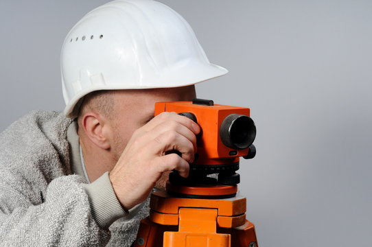 Vorarbeiter mit Helm und Nivellierger&auml;t