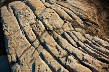 harmonische  Strukturen und Flächen am Felsen in Sonne