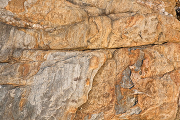 harmonische  Strukturen und Flächen am Felsen in Sonne
