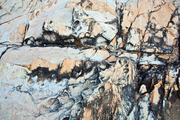harmonische  Strukturen und Flächen am Felsen in Sonne