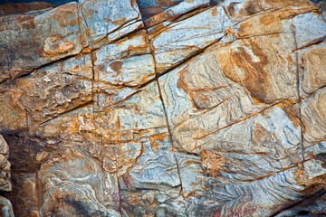 harmonische farbige Strukturen und Flächen am Felsen