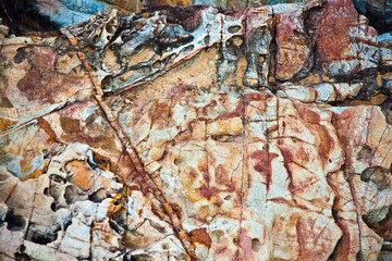 harmonische farbige Strukturen und Flächen am Felsen
