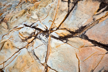 harmonische farbige Strukturen und Flächen am Felsen