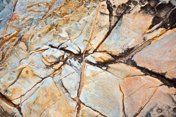 harmonische farbige Strukturen und Flächen am Felsen