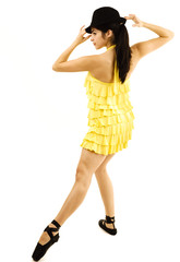 Junges Mädchen mit Hut in Pose