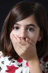 bambina stupita si copre la bocca