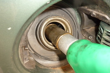 Benzinschlauch in Tankstutzen