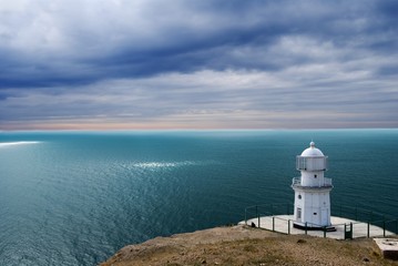 Fototapeta na wymiar Latarnia morska w morzu pelerynie