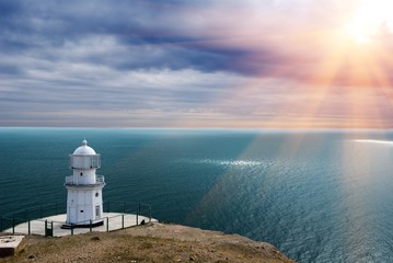 Fototapeta na wymiar Latarnia morska w ciągu promieniami słońca