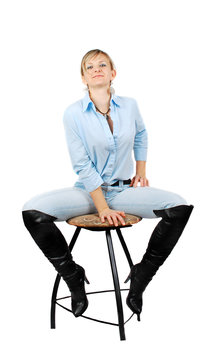 Lady in blue jeans sitting on chear