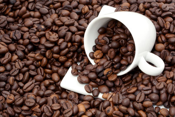 Tasse à café parmi grains de café
