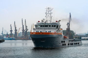 Fototapeta premium Tug ship exiting shipyard