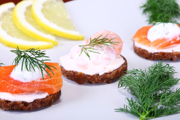 Canapes mit Lachs und Krabben