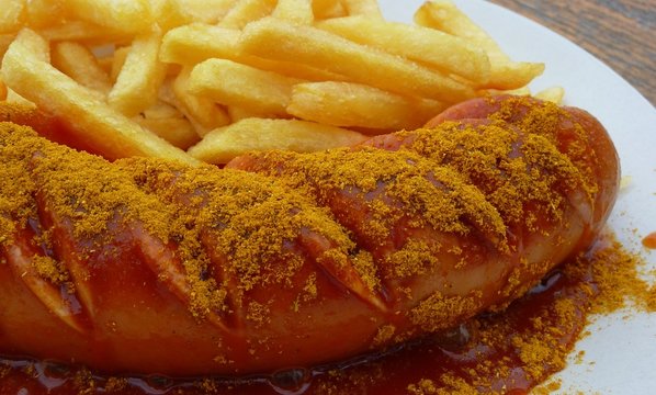Currywurst mit Pommes
