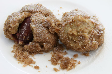 Vollkorn-Zwetschkenknödel