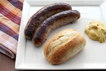 Bratwurst mit Brötchen und Senf