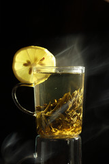 heißer Tee mit Zitrone