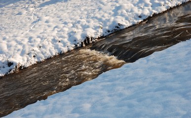 Fluss im Winter - diagonal