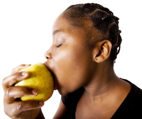 belle jeune femme noire croque un pomme jaune