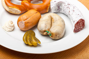 Wurst und Breze auf einem wei&szlig;en Teller