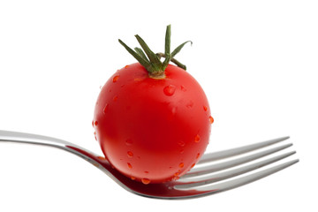 Tomate auf einer Gabel isoliert auf Weiß