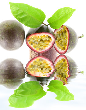 fruits tropicaux, passiflore, grenadine, grenadille, fond blanc