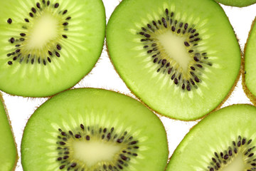 Fototapeta premium rondelles kiwis fond blanc