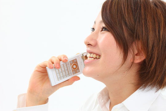 女性携帯電話話す