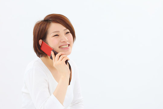 女性携帯電話話す