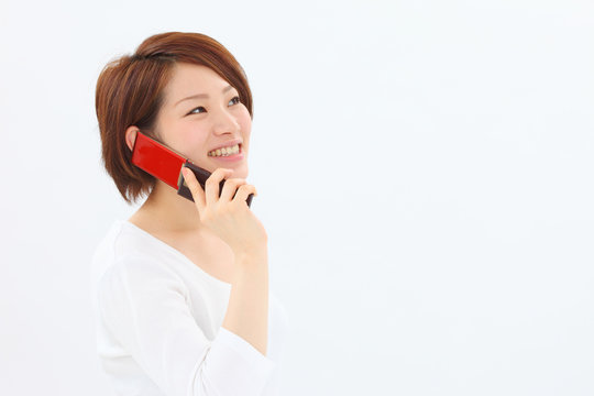 女性携帯電話話す