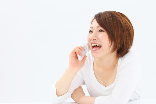 携帯電話で話す女性