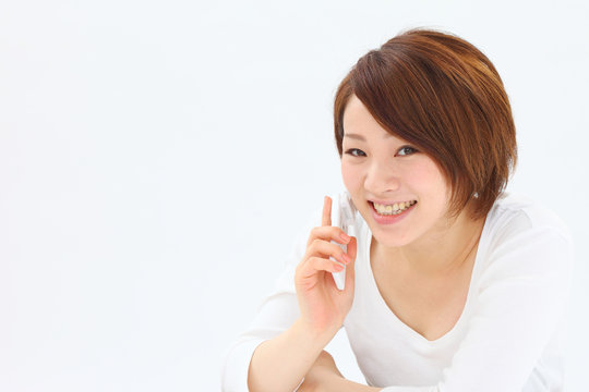 携帯電話で話す女性