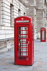 Czerwona budka telefoniczna w Londynie - 19620854