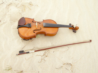 Geige am Strand