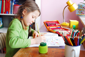 Schulkind bei den Hausaufgaben