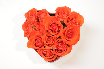 Herz mit roten Rosen